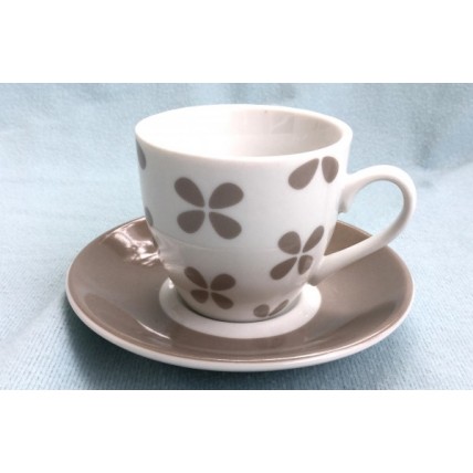 Φλυτζανάκι του καφέ πορσελάνης με πιατάκι